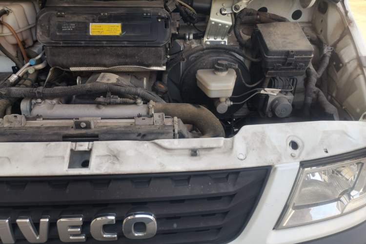 Used Iveco Daily 2021 2.5T A35 M1 Passenger Van 5-9 Seater Short Wheelbase Mid-Roof Design Single Tire Side-Sliding Door Engine Bay Left