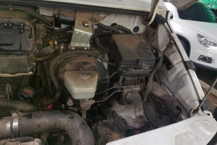 Used Iveco Daily 2021 2.8T V35 VAN厢式 van 3-seater short wheelbase mid-roof design single-tire side-hinged door Engine Bay Left