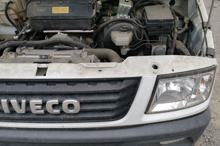 Used Iveco Daily 2021 2.5T A35 M1 Passenger Van 5-9 Seater Short Wheelbase Low Roof Dual Tires Manual Doors Engine Bay Left