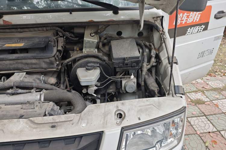 Used Iveco Daily 2021 2.8T V35 VAN厢式 van 3-seater short wheelbase mid-roof design single-tire side-hinged door Engine Bay Left