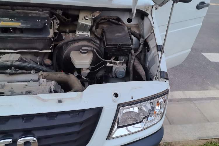 Used Iveco Daily 2021 2.5T A35 M1 Passenger Van 5-9 Seater Short Wheelbase Mid-Roof Design Dual Tires Side Sliding Door Engine Bay Left