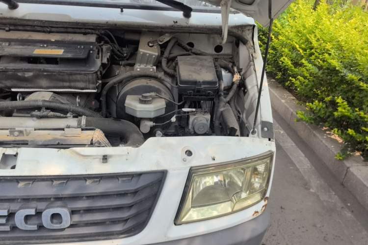 Used Iveco Daily 2021 2.5T V35 2-3 Seater Short Wheelbase Mid-Roof Design Dual Tires Manual Doors Engine Bay Left