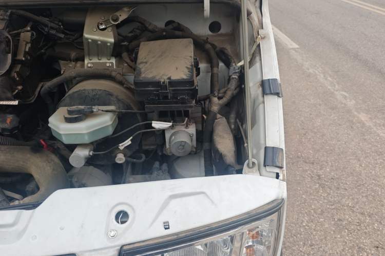 Used Iveco Daily 2021 2.5T V35 2-3 Seater Short Wheelbase Mid-Roof Design Dual Tires Manual Doors Engine Bay Left