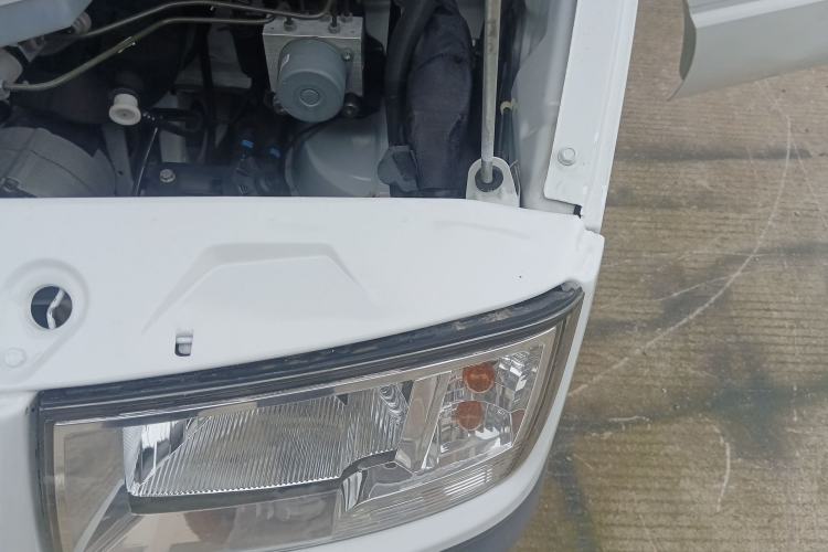 Used Iveco Daily 2021 2.5T A40 M1 Passenger Van 5-9 Seats Long Wheelbase Mid-Roof Design Dual Tires Manual Doors Engine Bay Left