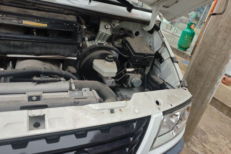 Used Iveco Daily 2021 2.5T A35 M1 Passenger Van 5-9 Seater Short Wheelbase Mid-Roof Design Single Tire Side-Sliding Door Engine Bay Left