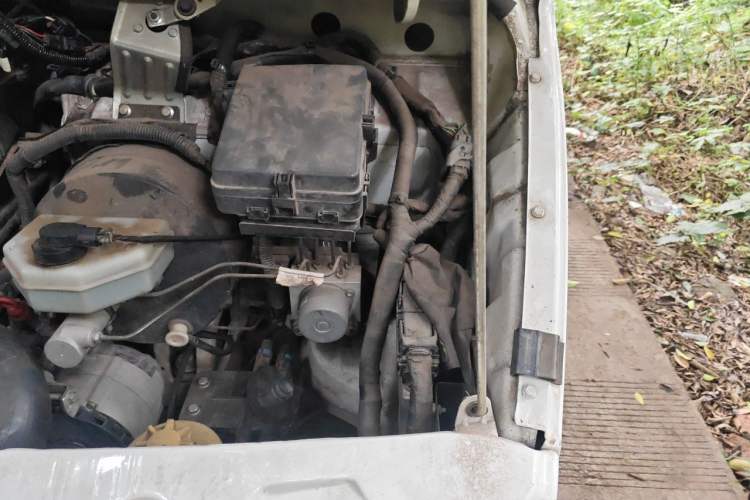 Used Iveco Daily 2021 2.8T V35 VAN厢式 van 3-seater short wheelbase mid-roof design with dual tires and manual doors Engine Bay Left