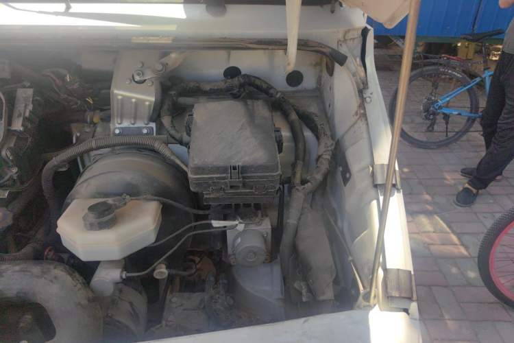 Used Iveco Daily 2021 2.5T M1 Dedicated Platform Vehicle 5-9 Seater Long Wheelbase Mid-Roof Design with Dual Tires and Side Sliding Doors Engine Bay Left