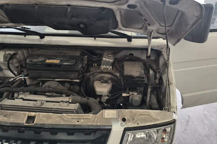 Used Iveco Daily 2021 2.5T A35 M1 Passenger Van 5-9 Seater Short Wheelbase Mid-Roof Design Dual Tires Side Sliding Door Engine Bay Left