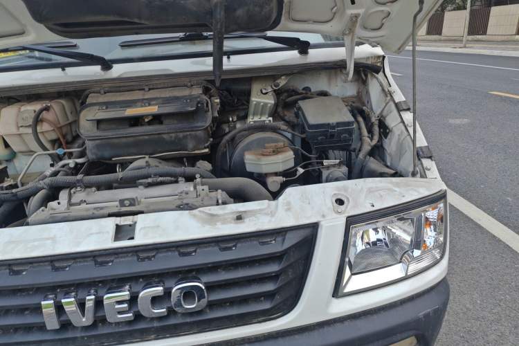 Used Iveco Daily 2021 2.5T A40 M1 Passenger Van 5-9 Seats Long Wheelbase Mid-Roof Design Dual Tires Manual Doors Engine Bay Left
