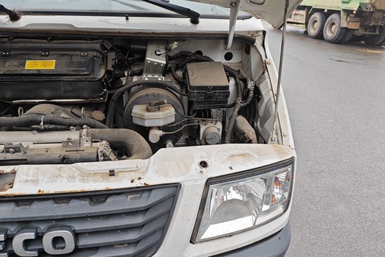 Used Iveco Daily 2021 2.8T V40 VAN厢式 Cargo Van 3-Seater Long Wheelbase Mid-Roof Design Dual Tires Manual Door Engine Bay Left