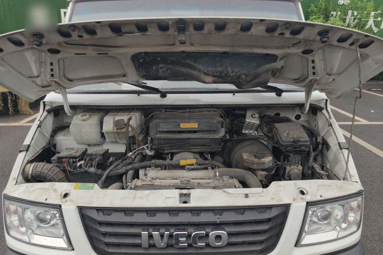 Used Iveco Daily 2021 2.8T V40 VAN厢式 Cargo Van 3-Seater Long Wheelbase Mid-Roof Design Dual Tires Manual Door Engine Bay
