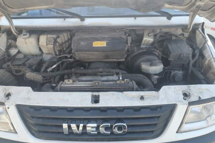 Used Iveco Daily 2021 2.5T V40 2-3 Seater Long Wheelbase Mid-Roof Dual Tires Manual Doors Engine Bay