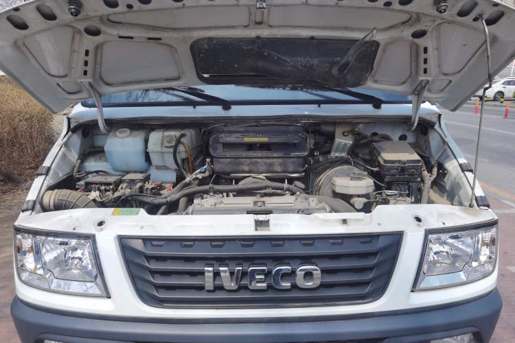 Used Iveco Daily 2021 2.8T V40 VAN厢式 Cargo Van 3-Seater Long Wheelbase Mid-Roof Design Dual Tires Manual Door Engine Bay