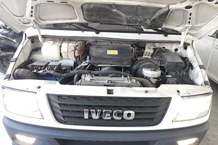 Used Iveco Daily 2021 2.8T V35 VAN厢式 Delivery Van 3-Seater Short Wheelbase Mid-Roof Design with Dual Tires and Side Sliding Doors Engine Bay