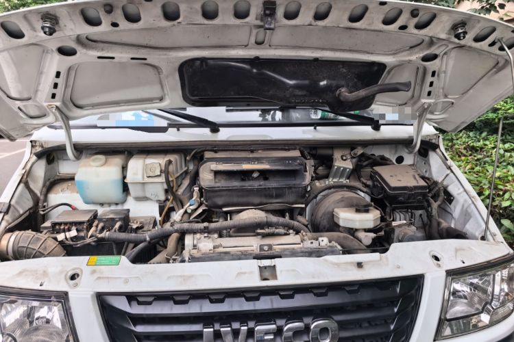 Used Iveco Daily 2021 2.8T V35 VAN厢式 Delivery Van 3-Seater Short Wheelbase Mid-Roof Design with Dual Tires and Side Sliding Doors Engine Bay