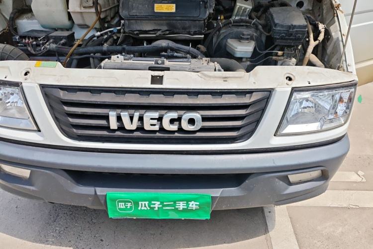 Used Iveco Daily 2021 2.5T A35 M1 Passenger Van 5-9 Seats Short Wheelbase Low Roof Single Tire Manual Doors Engine Bay