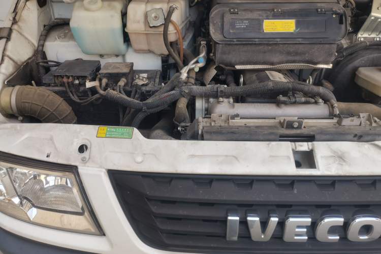 Used Iveco Daily 2021 2.5T A35 M1 Passenger Van 5-9 Seater Short Wheelbase Mid-Roof Design Single Tire Side-Sliding Door Engine Bay Right