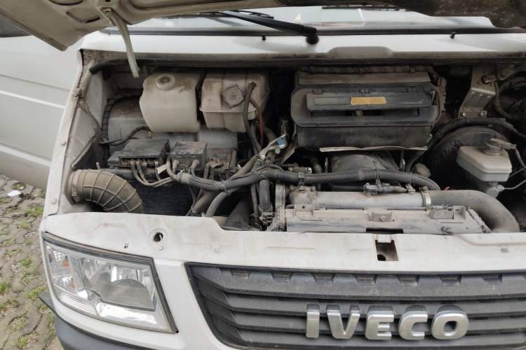 Used Iveco Daily 2021 2.5T A35 M1 Passenger Van 5-9 Seater Short Wheelbase Mid-Roof Design Dual Tires Manual Doors Engine Bay Right