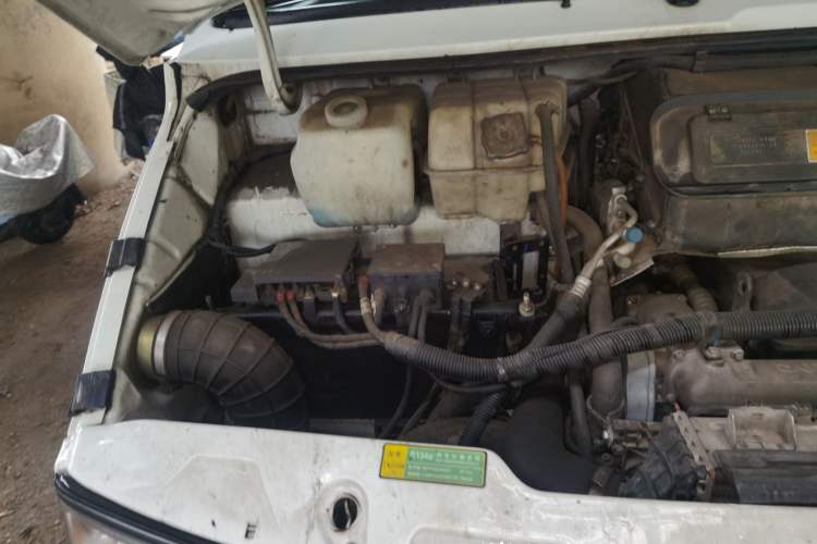 Used Iveco Daily 2021 2.8T V35 VAN厢式 van 3-seater short wheelbase mid-roof design single-tire side-hinged door Engine Bay Right