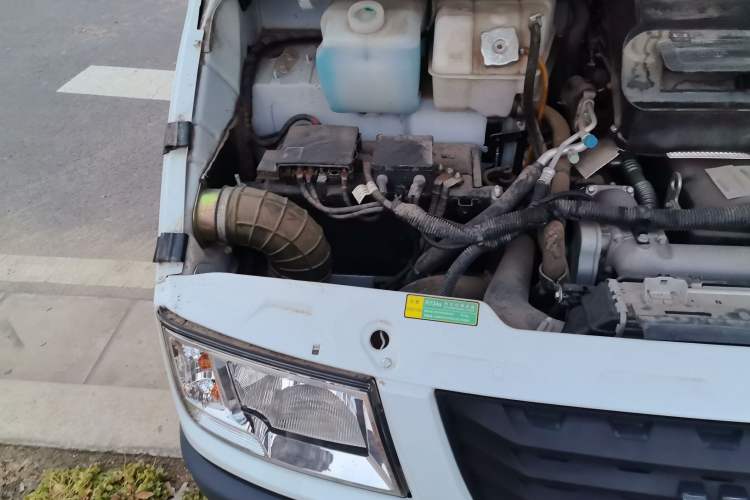 Used Iveco Daily 2021 2.5T A35 M1 Passenger Van 5-9 Seater Short Wheelbase Mid-Roof Design Dual Tires Side Sliding Door Engine Bay Right