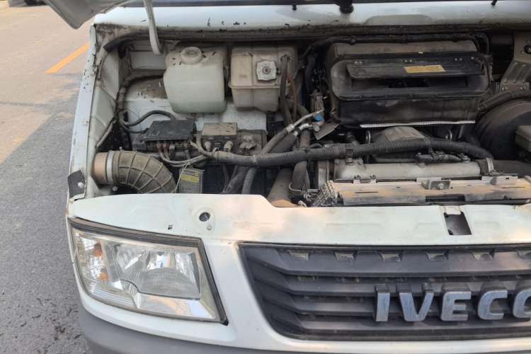 Used Iveco Daily 2021 2.5T V35 2-3 Seater Short Wheelbase Mid-Roof Design Dual Tires Manual Doors Engine Bay Right
