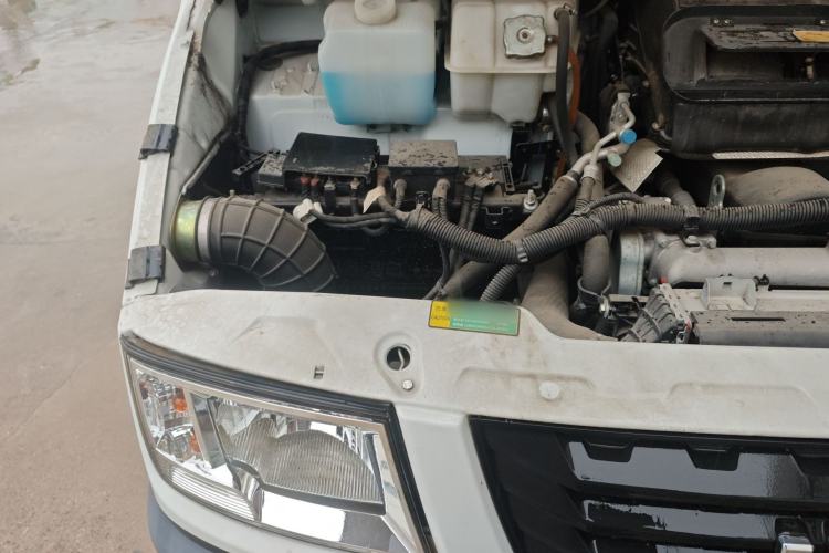 Used Iveco Daily 2021 2.5T A35 M1 Passenger Van 5-9 Seater Short Wheelbase Mid-Roof Design Single Tire Side-Sliding Door Engine Bay Right
