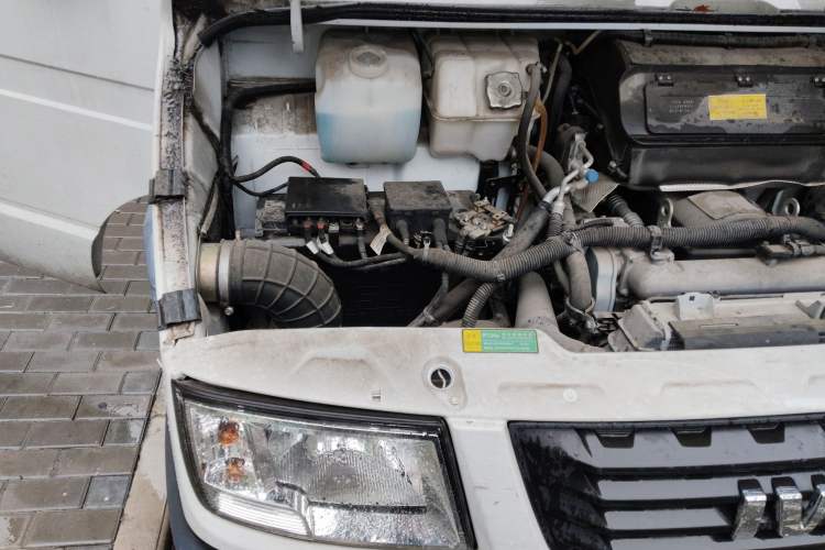 Used Iveco Daily 2021 2.8T V35 VAN厢式 Delivery Van 3-Seater Short Wheelbase Mid-Roof Design with Dual Tires and Side Sliding Doors Engine Bay Right