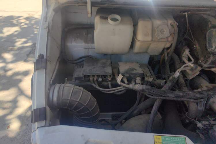 Used Iveco Daily 2021 2.5T M1 Dedicated Platform Vehicle 5-9 Seater Long Wheelbase Mid-Roof Design with Dual Tires and Side Sliding Doors Engine Bay Right