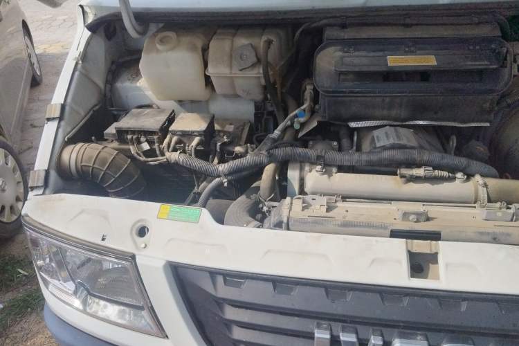 Used Iveco Daily 2021 2.8T V35 VAN厢式 van 3-seater short wheelbase mid-roof design with dual tires and manual doors Engine Bay Right