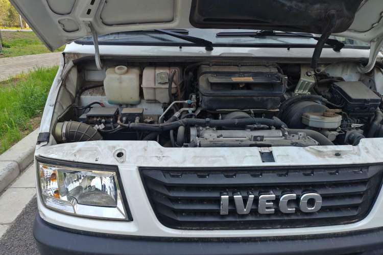 Used Iveco Daily 2021 2.5T A40 M1 Passenger Van 5-9 Seats Long Wheelbase Mid-Roof Design Dual Tires Manual Doors Engine Bay Right