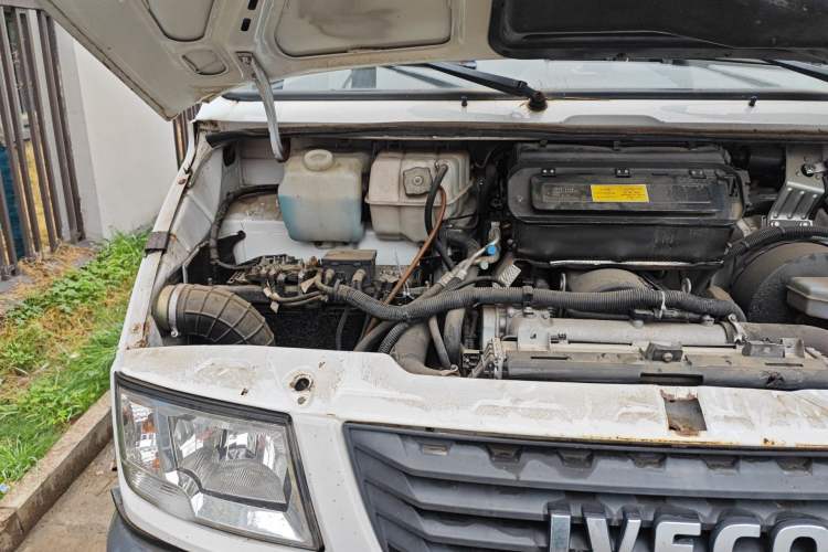Used Iveco Daily 2021 2.8T V40 VAN厢式 Cargo Van 3-Seater Long Wheelbase Mid-Roof Design Dual Tires Manual Door Engine Bay Right
