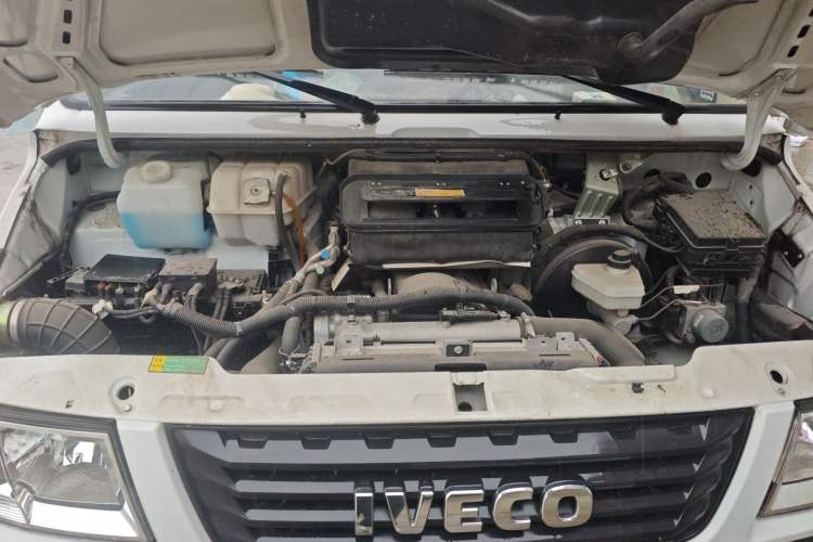 Used Iveco Daily 2021 2.5T A35 M1 Passenger Van 5-9 Seater Short Wheelbase Mid-Roof Design Single Tire Side-Sliding Door Engine Bay