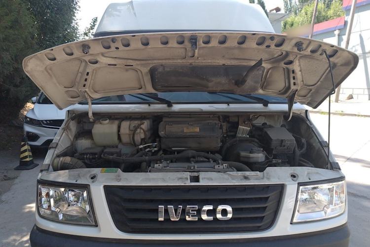 Used Iveco Daily 2021 2.8T V40 VAN厢式 Cargo Van 3-Seater Long Wheelbase Mid-Roof Design Dual Tires Manual Door Engine Bay