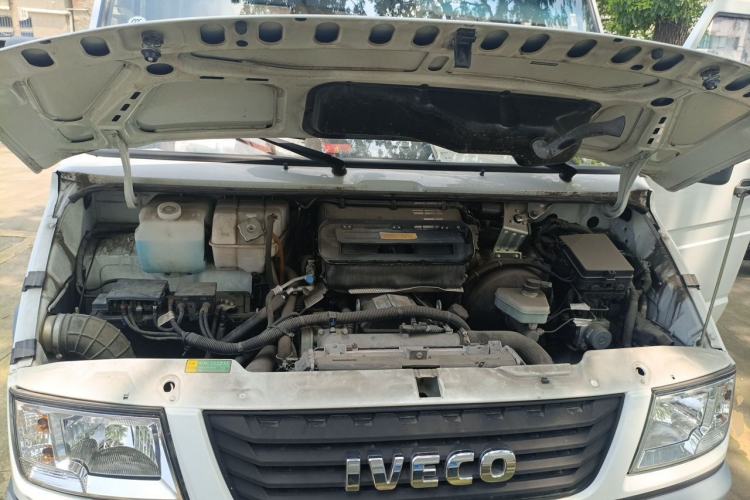 Used Iveco Daily 2021 2.5T A35 M1 Passenger Van 5-9 Seater Short Wheelbase Mid-Roof Design Single Tire Side-Sliding Door Engine Bay