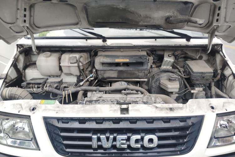 Used Iveco Daily 2021 2.5T A35 M1 Passenger Van 5-9 Seater Short Wheelbase Mid-Roof Design Dual Tires Manual Doors Engine Bay