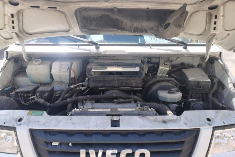 Used Iveco Daily 2021 2.8T V40 VAN厢式 Cargo Van 3-Seater Long Wheelbase Mid-Roof Design Dual Tires Manual Door Engine Bay
