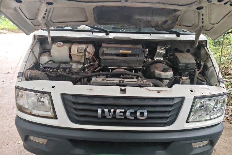Used Iveco Daily 2021 2.8T V35 VAN厢式 van 3-seater short wheelbase mid-roof design with dual tires and manual doors Engine Bay