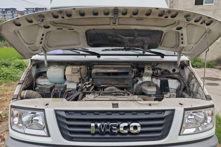 Used Iveco Daily 2021 2.5T A35 M1 Passenger Van 5-9 Seater Short Wheelbase Mid-Roof Design Single Tire Side-Sliding Door Engine Bay