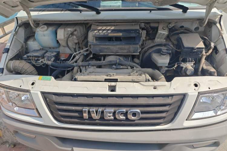 Used Iveco Daily 2021 2.5T A35 M1 Passenger Van 5-9 Seater Short Wheelbase Mid-Roof Design Single Tire Manual Doors Engine Bay