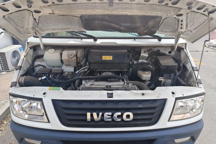 Used Iveco Daily 2021 2.5T A35 M1 Passenger Van 5-9 Seater Short Wheelbase Mid-Roof Design Dual Tires Side Sliding Door Engine Bay