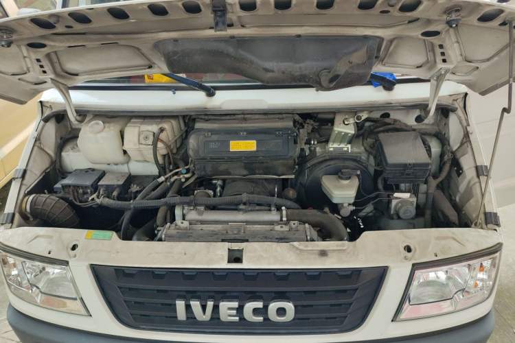 Used Iveco Daily 2021 2.5T A35 M1 Passenger Van 5-9 Seater Short Wheelbase Mid-Roof Design Dual Tires Manual Doors Engine Bay