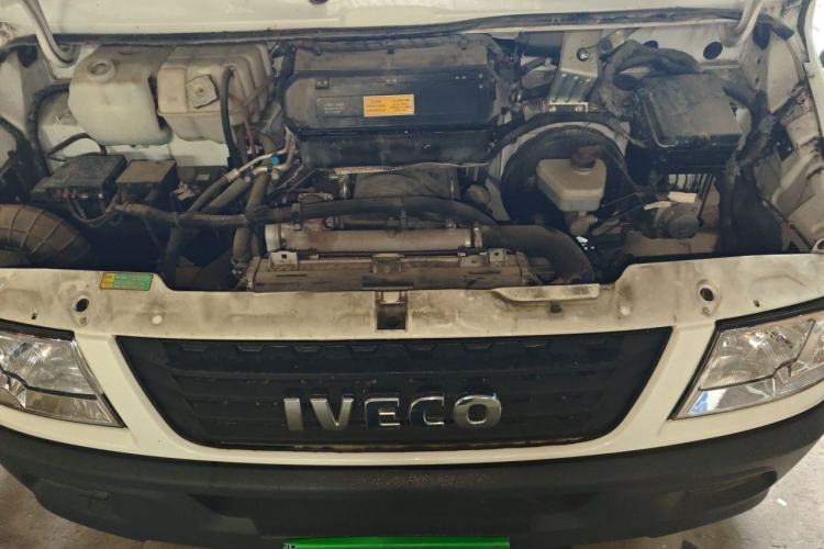 Used Iveco Daily 2021 2.5T A35 M1 Passenger Van 5-9 Seater Short Wheelbase Mid-Roof Design Dual Tires Side Sliding Door Engine Bay