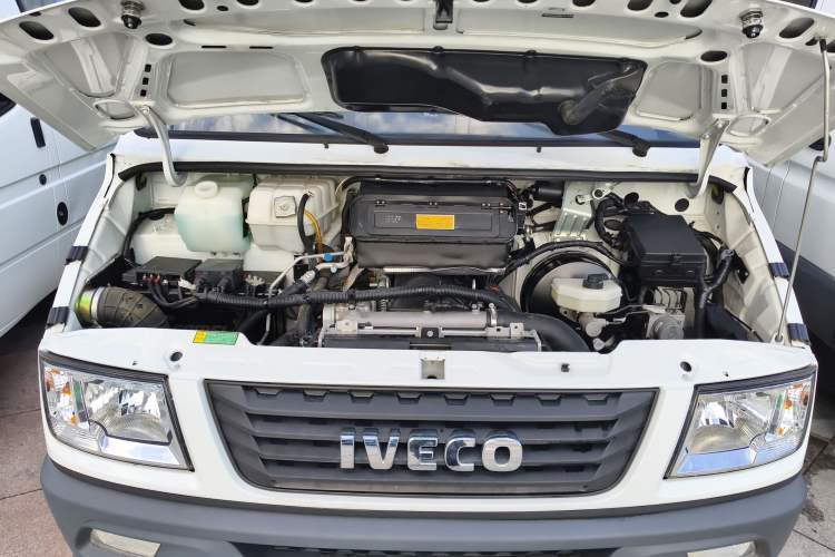 Used Iveco Daily 2021 2.5T A40 M1 Passenger Van 5-9 Seats Long Wheelbase Mid-Roof Design Dual Tires Manual Doors Engine Bay