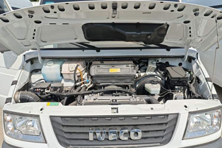 Used Iveco Daily 2021 2.5T A35 M1 Passenger Van 5-9 Seater Short Wheelbase Mid-Roof Design Dual Tires Side Sliding Door Engine Bay