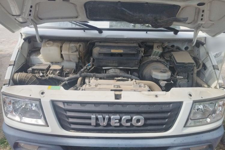 Used Iveco Daily 2021 2.8T V35 VAN厢式 van 3-seater short wheelbase mid-roof design with dual tires and manual doors Engine Bay