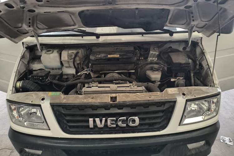 Used Iveco Daily 2021 2.5T A35 M1 Passenger Van 5-9 Seater Short Wheelbase Mid-Roof Design Dual Tires Side Sliding Door Engine Bay