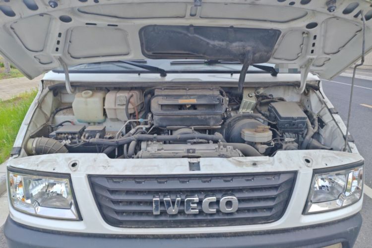 Used Iveco Daily 2021 2.5T A40 M1 Passenger Van 5-9 Seats Long Wheelbase Mid-Roof Design Dual Tires Manual Doors Engine Bay