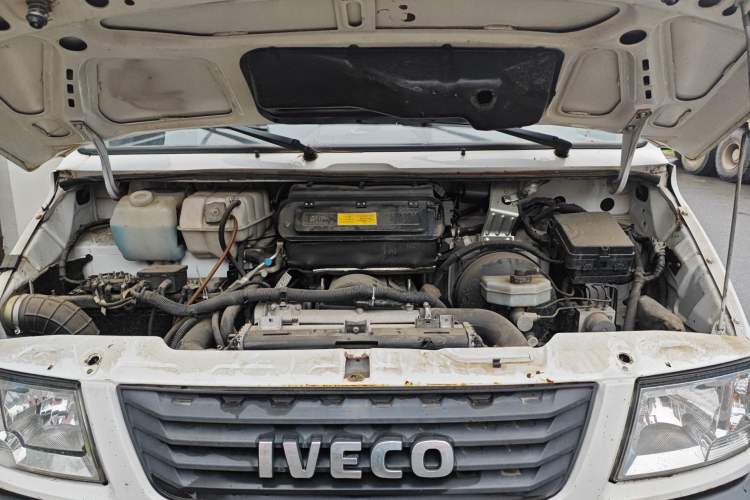 Used Iveco Daily 2021 2.8T V40 VAN厢式 Cargo Van 3-Seater Long Wheelbase Mid-Roof Design Dual Tires Manual Door Engine Bay