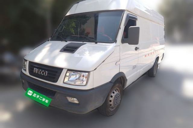 Used Iveco Daily 2021 2.8T V40 VAN厢式 Cargo Van 3-Seater Long Wheelbase Mid-Roof Design Dual Tires Manual Door