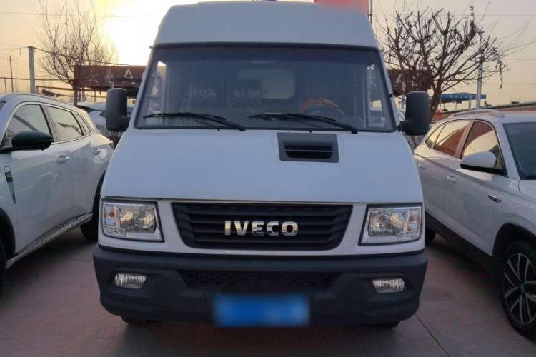 Used Iveco Daily 2021 2.8T V35 VAN厢式 van 3-seater short wheelbase mid-roof design with dual tires and manual doors Exterior 1